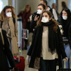 Viatgers procedents d’Itàlia protegits amb màscares a l’arribada a l’aeroport de Manises.