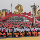 Milers de persones van omplir la plaça Tiananmen per commemorar el centenari de la fundació del partit Comunista de la Xina.