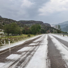 La carretera C-13, entre Pobla de Segur i Gerri de la Sal, coberta de pedra en el marc d'una tempesta d'estiu.