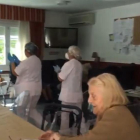 Avis i personal de la Residència Bellpuig ballen 'Resistiré' de Dúo Dinámico