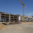 Obras para construir un nuevo bloque de pisos en Pardinyes, ayer. 