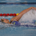 Una nadadora entrena en una piscina.