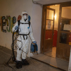 Una empresa especializada desinfectó con nebulizador la escuela y la ‘llar d’infants’ de Sant Martí.