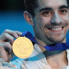 Javier Fernández, con la medalla de oro conquistada ayer en Minsk.