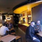 Els pubs es reconverteixen en bars - Alguns pubs de Lleida ciutat, com el Maracas del carrer Bonaire, han decidit reconvertir-se en bars aprofitant la doble llicència que concedeix l’ajuntament mentre continuï l’actual situació per poder man ...