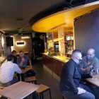 Los ‘pubs’ se reconvierten en bares  -  Algunos ‘pubs’ de Lleida ciudad, como el ‘Maracas’ de la calle Bonaire, han decidido reconvertirse en bares aprovechando la doble licencia que concede el ayuntamiento mientras continúe la actual  ...