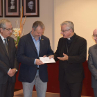 Acto de entrega de la donación, ayer en el obispado del Urgell