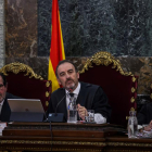 El president del tribunal i ponent de la sentència, Manuel Marchena (al centre), al costat dels magistrats, Andrés Martínez Arrieta (esquerra) i Juan Ramón Berdugo, durant el judici del "procés" a la Sala de Plens del Tribunal Suprem.