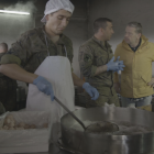 El cuiner Alberto Chicote, en una cuina de campanya durant unes maniobres militars.