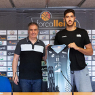 Nacho Rosa, amb Joaquín Prado durant la presentació oficial del jugador de l’ICG Força Lleida.