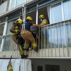 Atrapada en un balcó per voler auxiliar la seua mare després de caure