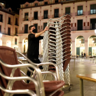 Un hoteler recull la terrassa del seu establiment d’Osca.