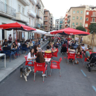La calle Sant Martí, llena de terrazas el pasado junio. 