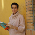 La periodista y escritora Gemma Ruiz, ayer con su libro en Lleida.