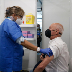 Més de 2.000 cites per vacunar-se a la Fira de Barcelona - La vacunació en el punt habilitat a la Fira de Barcelona va seguir ahir amb 2.100 cites programades per a persones d’entre 70 i 79 anys que van rebre la primera dosi del fàrmac de Pfiz ...