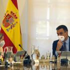 Sánchez acuerda con Calviño y Díaz "derogar" la reforma laboral