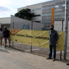 Membres de l'ANC de Lleida amb la pancarta que encapçalarà la 'Marxa de Ponent' del 2 d'octubre, davant de l'Escola Oficial d'Idiomes de Lleida.