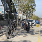 Bicicletes a l’aparcament de BonÀrea de Guissona.