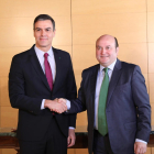 El secretario general del PSOE, Pedro Sánchez, y el presidente del PNV, Andoni Ortuzar, después de llegar a un acuerdo para la investidura.