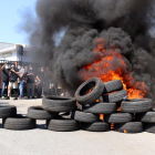 Els pneumàtics en flames que han encès els treballadors de Nissan durant les protestes pel tancament de les plantes a Catalunya.