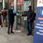 Un voluntari reparteix mascaretes en una estació de París.