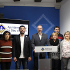 El alcalde de la Seu d'Urgell, Jordi Fàbrega, el vicealcalde, Francesc Viaplana, y otros concejales presentando los presupuestos de 2020.