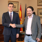 Sánchez e Iglesias firman el preacuerdo para el gobierno de coalición en el Congreso de los Diputados.