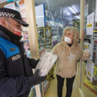 La Policia Local entregant ahir les mascaretes a Guissona.