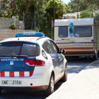 Un cotxe dels Mossos custodia l’autocaravana del presumpte assassí en sèrie, aparcada a les Planes.