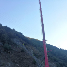 Trabajos ayer para asegurar con una malla la ladera de la C-13.