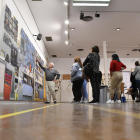 El artista leridano, comentando sus obras en su exposición en el Colegio de Arquitectos de Almería.
