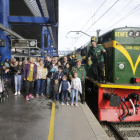Els passatgers que van estrenar la temporada passada el Tren dels Llacs abans de sortir cap a la Pobla de Segur des de l’estació de Lleida ciutat.