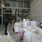 La fàbrica de Pinsos Gòdia, en una imatge captada aquest dimarts, produeix 3 milions de quilos al mes.