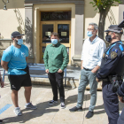 Agents cívics de Guissona (samarreta blava) que controlen la desescalada, en imatge d’arxiu.