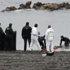 La Guardia Civil rescatando los cadáveres del mar.