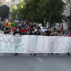 Cerca de doscientas personas desfilaron por Lleida y portaron, con orgullo, los colores de la bandera del colectivo LGTBI+.