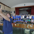 El director de l’Agència Catalana de la Joventut, Cesc Poch, fent-se una selfie amb els joves participants al camp de treball.