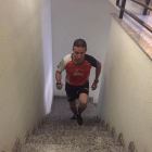 Raúl Arenas, entrenant-se a les escales de casa.