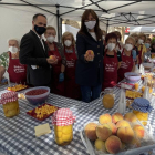 Garcia y Borràs con los melocotones de Alfarràs en uno de los estands de la feria. 