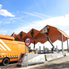 Operarios retirando ayer piezas de las casetas de peaje de la autopista en el acceso de Lleida ciudad. 