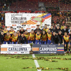 Los jugadores de la selección catalana posan con el trofeo conquistado entre una lluvia de confetti.