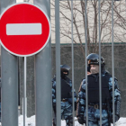 La policia custodia l'entrada de la cort de Moscou en la qual serà jutjat l'opositor rus Alexei Navalni.