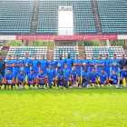 Los jugadores y técnicos del Lleida Esportiu posan en la tradicional fotografía en el Camp d’Esports previa al inicio de Liga.