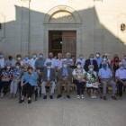 Foto de família dels veïns de Rocafort de Vallbona majors de 75 anys, diumenge després de la missa en honor seu.