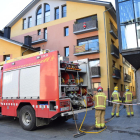Los bomberos realizaron tareas de ventilación en el subterráneo del hospital de La Seu. 