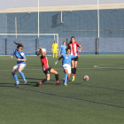 Inés intenta controlar un balón para el AEM ante dos rivales del Athletic B.
