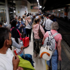 Decenas de pasajeros esperando el viernes en la estación de Sants de Barcelona durante la huelga. 