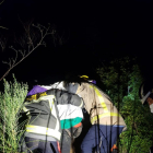 Los Bomberos rescataron a un joven que huyó al ver a los Mossos y cayó por un barranco en Sant Feliu. 