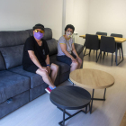 Dos usuàries del Grup Alba visiten la nova llar residència on viuran a partir del setembre.
