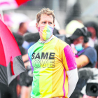 Vettel, con los colores arcoíris durante el himno de Hungría.